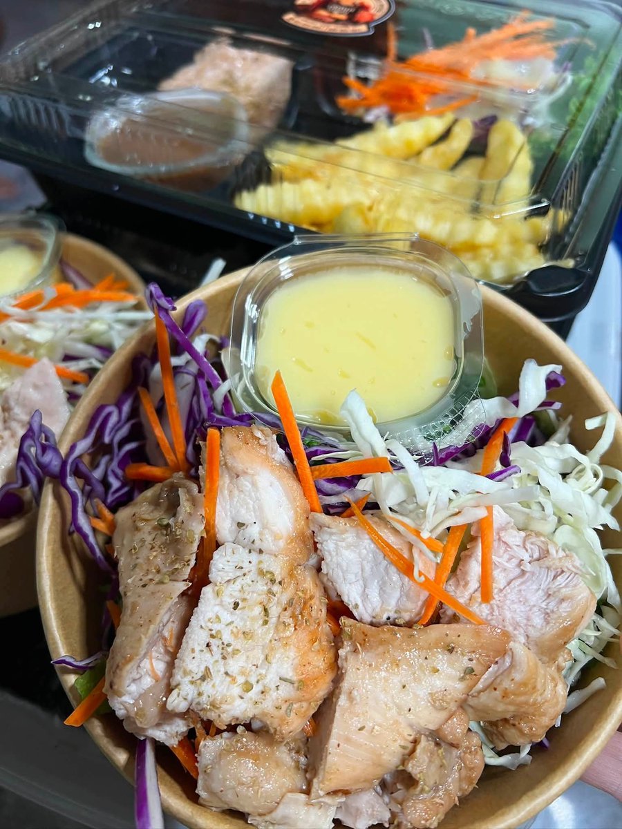 penguinredhood's tweet photo. เที่ยงนี้กินอะไรกันหรือยัง 
มากินสลัดคอหมูย่างกับเราไหม 
ก็ว่าจะไดเอท 
หากเราคิดจะผอม คอหมูย่างก็ไม่มีผล https://t.co/qceW33aKdV