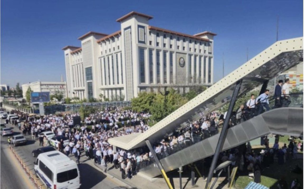 gokcekatun1881's tweet photo. Süleymancılar Ankara İl Emniyet Müdürlüğü’nün tam karşısındaki Millet Bahçesi’ne akın etmiş. Binlerce insan toplanmış. 

Ortalıkta hiç TOMA yok, göz yaşartıcı gaz bulutu falan da yok. 

Yemin ediyorum bu ülke herkes için adeta cennet, sadece Atatürkçü laik Türkler için cehennem… https://t.co/gr0wWsE4Yj