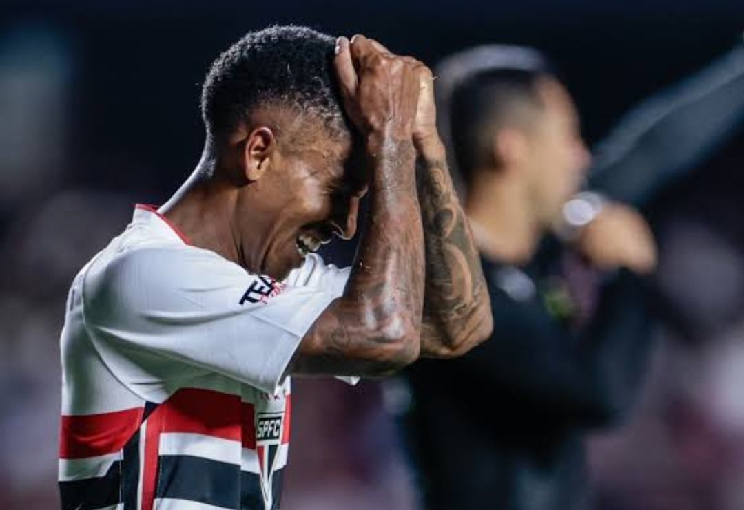 editsstricolor's tweet photo. Deve ser angustiante para o Marcos Antônio jogar nesse time...

Ele literalmente precisa criar, desarmar, antecipar os adversários, orientar os incompetentes, cobrar faltas e escanteios e lutar por cada dividida.

Em breve ele vai ter que fazer lançamentos pra ele mesmo. https://t.co/4AAeZlVGeD