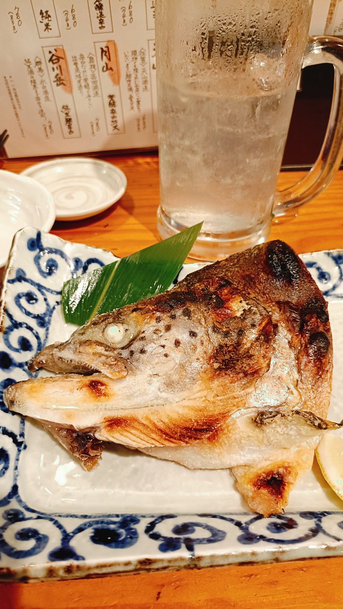 gomar11251's tweet photo. 東洋美人（山口澄川醸造）、サーモンカマ塩焼き、出汁しみしみ大根、生搾りレモンサワー
幸せすぎるぅぅぅ https://t.co/dOfJ3bFXU7