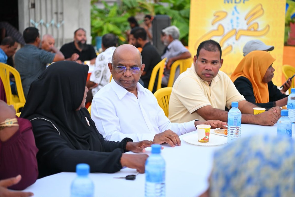 abdulla_shahid's tweet photo. އައްޑޫގެ އެކި ރަށްތަކުން ހިނިތުންވުމާއެކު އަޅުގަނޑާއި ޓީމަށް ތިދެއްވާ ތާޢީދާއި ލޯތްބަށް ޝުކުރިއްޔާ.  

ސުރުޚީއެއްގެ ގޮތުގައި އޮންނަ އައްޑޫ ތަރައްޤީ އަދި މުޅި ދެކުނުގެ މުސްތަޤްބަލު އިރާދަފުޅުން ބަދަލުކޮށްލާނީ ރައްޔިތުން ތިދެއްވާ ޚިޔާލާ މަޝްވަރާ އަދި ފަންނީ ލަފަޔާ ހިތްވަރުގަދަ މަސައްކަތުން. 

އިރާދަފުޅުން އަޅުގަނޑު ޑެލިވަރކޮށްދޭނީ ކަންކުރާނެ، ހައްލު ހޯދާނެ، ނަތީޖާ ނެރޭނެ ތަޖުރިބާކާރު ސަރުކާރެއް 💛

#Shahid2028