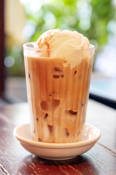 Ikram_ally's tweet photo. Quick iced latte hack: Brew strong black coffee, pour over ice u0026 oat milk, add a dash of vanilla syrup. Done in 2 mins! ， https://t.co/2lEakswdQc