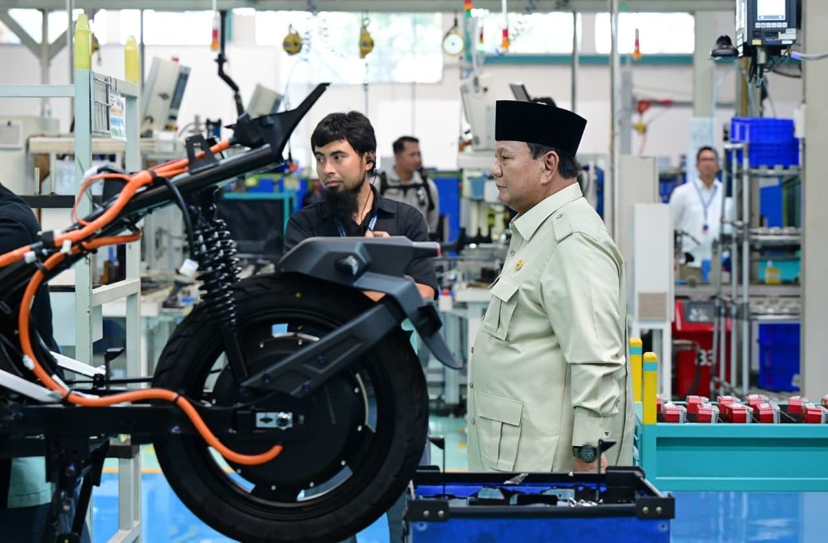 Sarwono55555's tweet photo. Presiden Prabowo Subianto secara resmi meluncurkan Motor Listrik Nasional (MoLiNas) beserta ekosistem Tonggak Kemandirian Teknologi dan Industri Nasional.

@prabowo https://t.co/3tGJGJpwWT