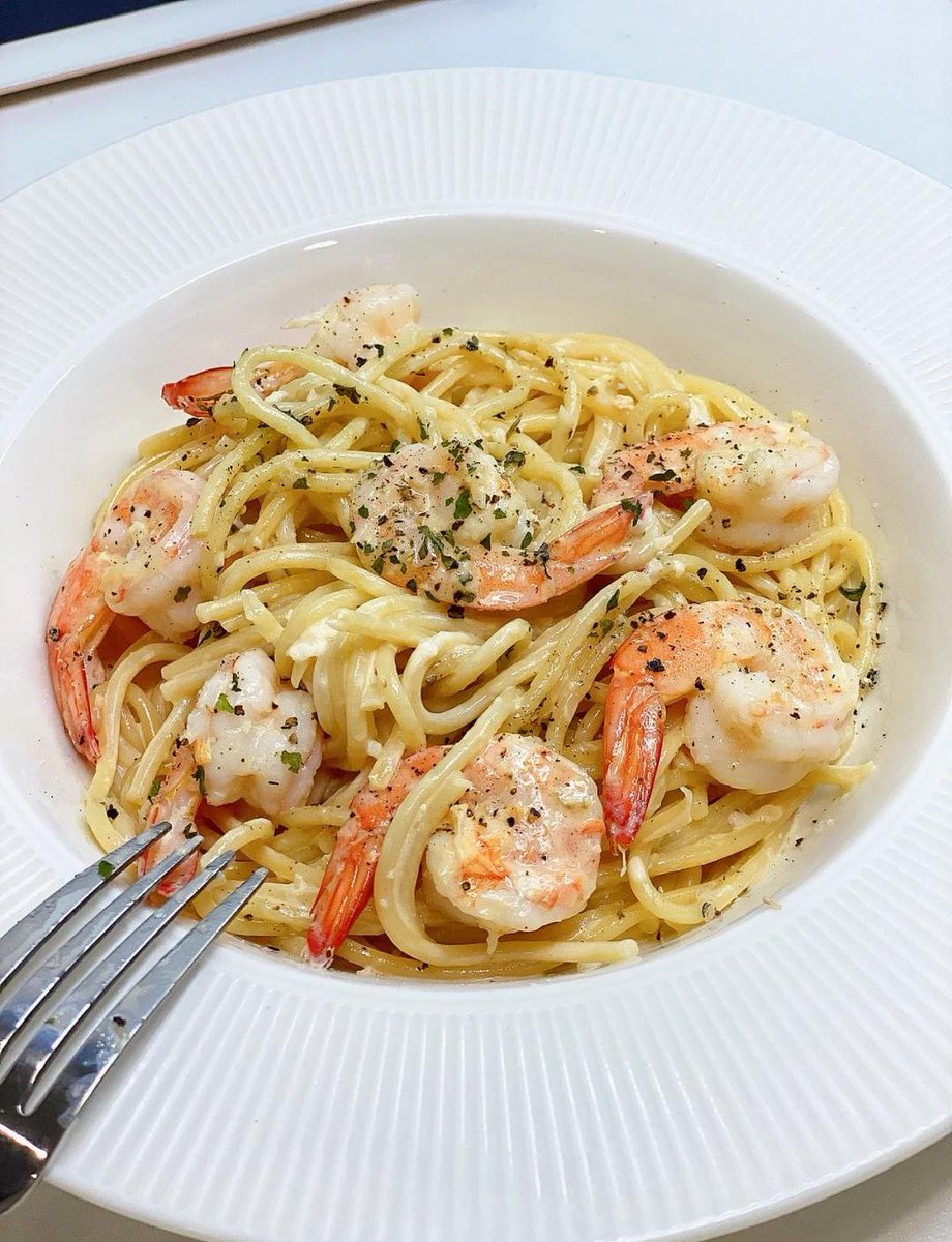 RHarisw's tweet photo. Just whipped up garlic butter shrimp pasta in 15 mins  Perfect cozy weeknight win!， https://t.co/B0w0XMGIqn