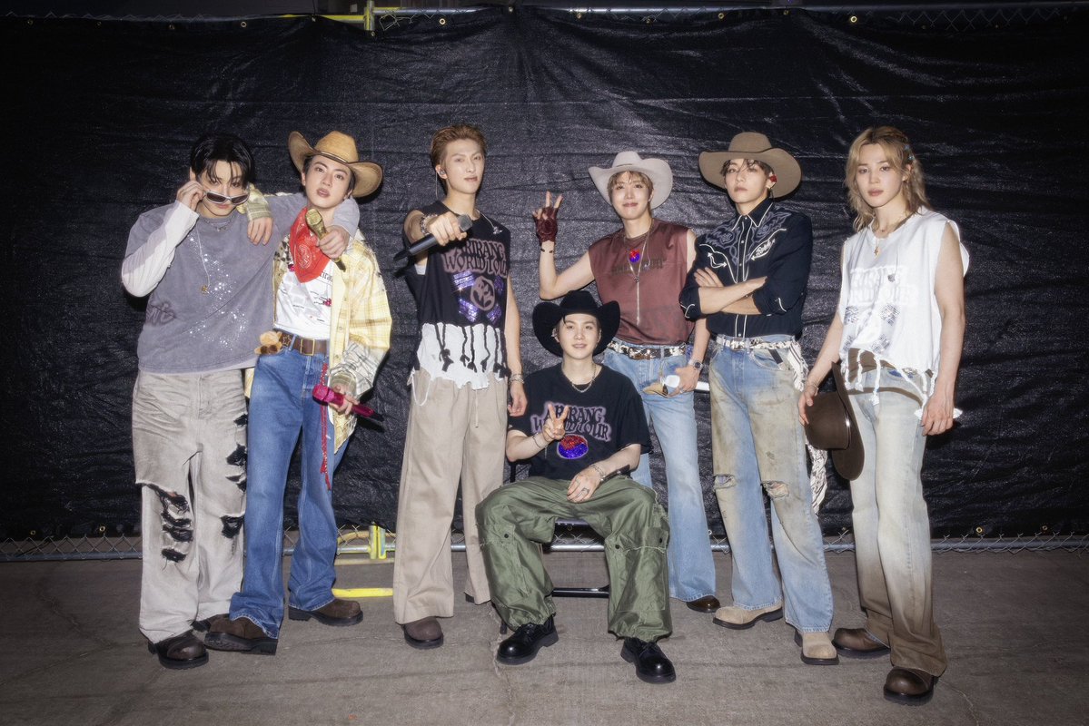 borajktish's tweet photo. WHY DOES THIS PHOTO LOOK LIKE YOONGI IS THE GRANDPA AND HIS 6 GRANDSONS CAME TO VISIT HIM 😭😭 https://t.co/YrUTdUPxJq