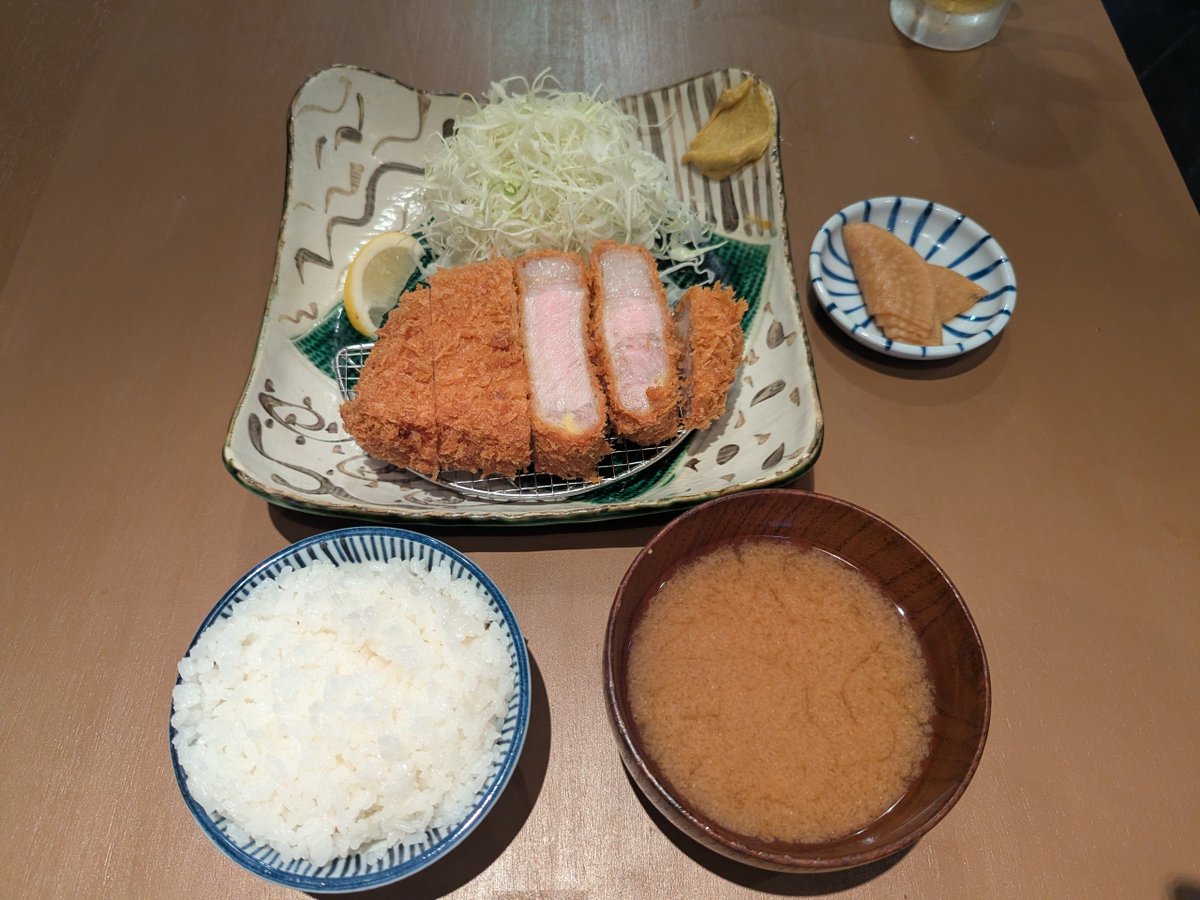 TaroinZAT's tweet photo. 今日の #とんかつ

日本橋人形町　とんかつ富士㐂 人形町店 https://t.co/bagT0P9EE8