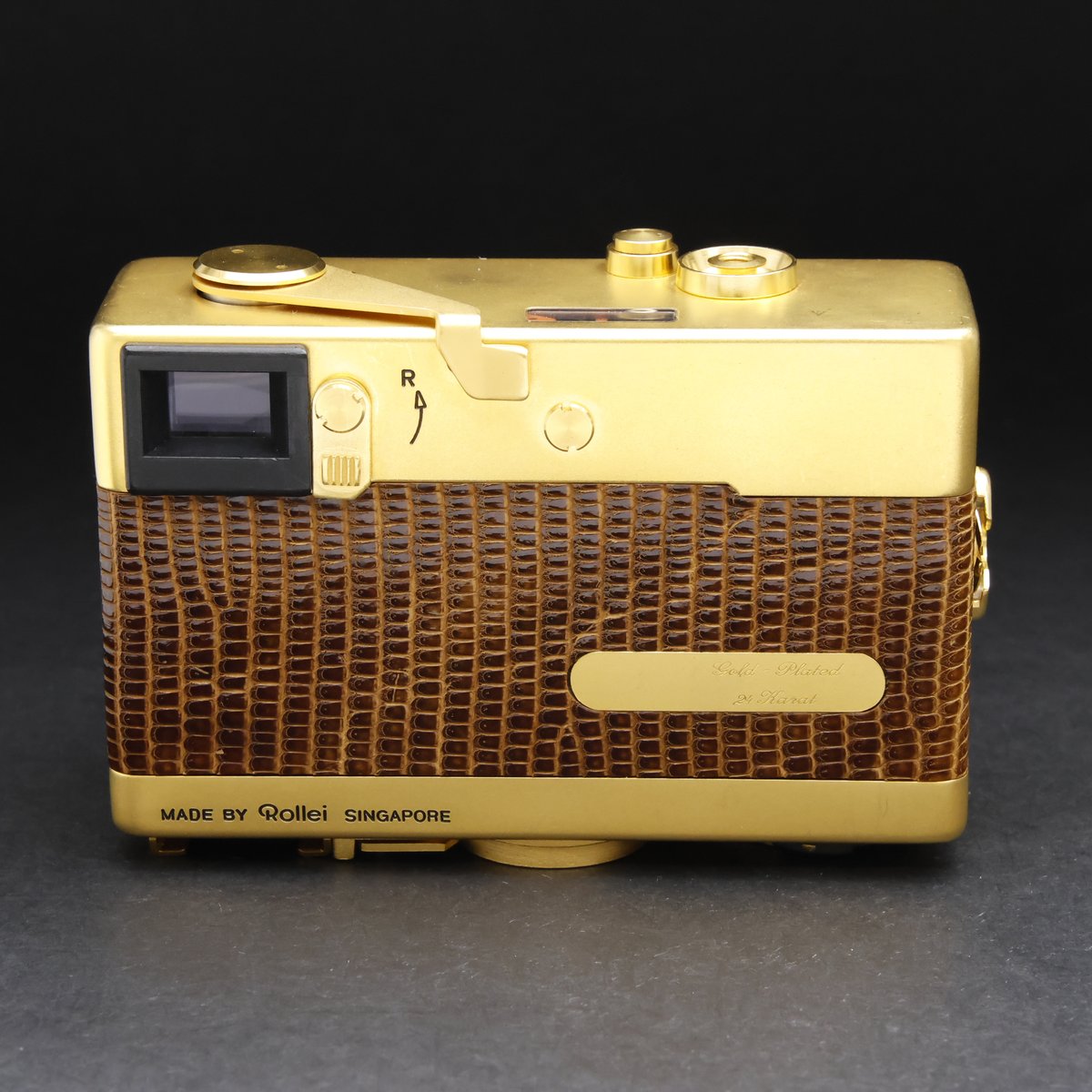 mapcamera's tweet photo. 【PREMIUM COLLECTION】
【WEB限定/先取・下取交換なら買取見積額15%UP対象】
【セット購入キャンペーン対象】
「#Rollei ローライ 35S ゴールド 24 Karat」
「Sonnar 40mm F2.8」を搭載したコンパクトフィルムカメラ、ローライ 35S。
こちらはローライ社の創立60周年記念として、1980年に全世界1500台限定で発売された限定モデルです。
ブラウンのレザーにゴールドというツートンカラーが目を引く一台。
フォーカスは目測にはなりますが、ピント調整やメーターなど実用にも適しています。
ご購入はこちら↓
https://t.co/YPEDlCZnn0
✅マップカメラの中古は安心の1年保証付き✨
✅ショッピングクレジット今なら最大60回まで金利0%
(今なら24回払いの場合 初回¥7,800- 以降 ¥7,400-×23回)
✅安心してお買い物できるマップカメラのサービス一覧はこちら
https://t.co/WSgznaQIUd