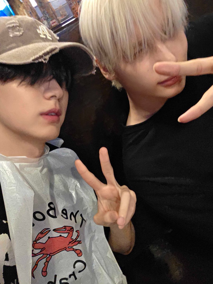 noname12O8's tweet photo. 최근 셀카폼 전부 그냥 커플인 거 너네도 알고 그러는거지.? 친구농도가 1도 없는데 https://t.co/sRKflmUtJo