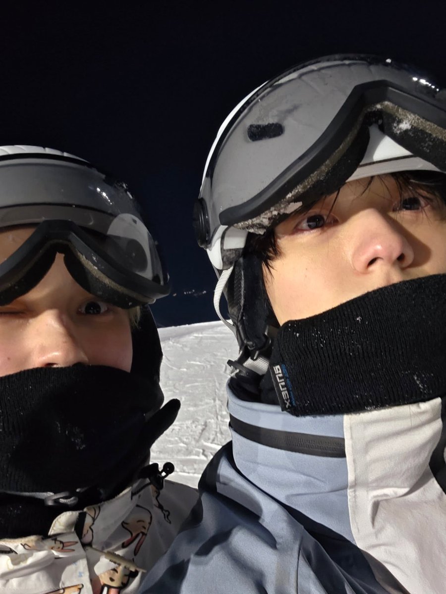 noname12O8's tweet photo. 최근 셀카폼 전부 그냥 커플인 거 너네도 알고 그러는거지.? 친구농도가 1도 없는데 https://t.co/sRKflmUtJo