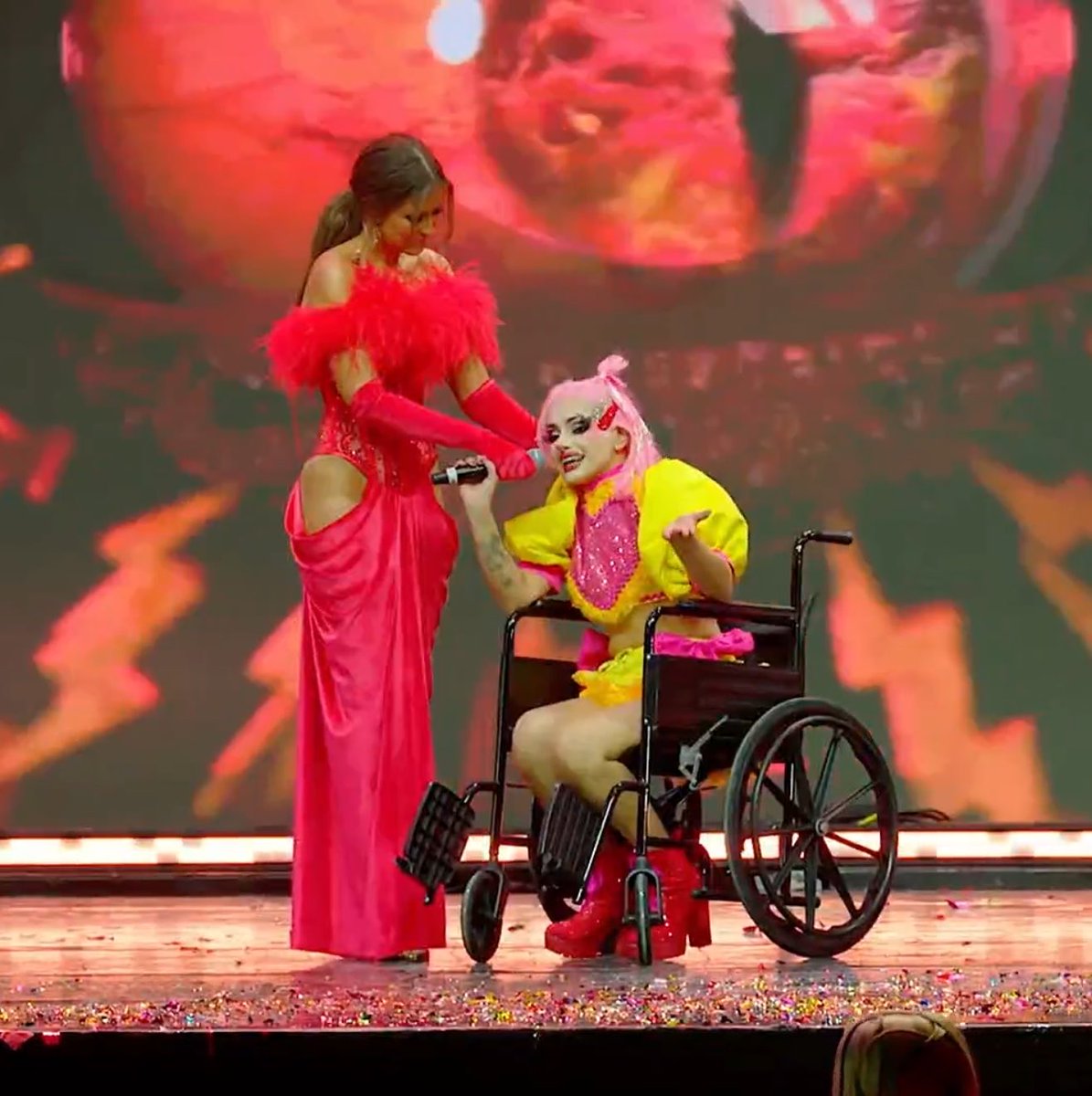 bunniesari's tweet photo. Hidden a pesar de no estar al 100% se esforzó por dar un show en los 2 retos, es una reina en todo su esplendor, lo dio todo y no se rindió #SLM2 #LaMasDraga #SoloLasMas https://t.co/soMUz2RWn7