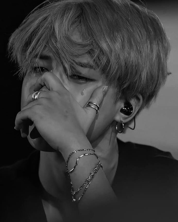 lilaynth's tweet photo. where we left us — au jikook ♡ #jikookau 

Desde pequenos, jimin e jungkook aprenderam a dividir tudo: brinquedos, segredos, sonhos e até o silêncio.

crescer juntos parecia simples.

até que, em algum momento, eles se perderam no caminho. https://t.co/dBg01neiPP