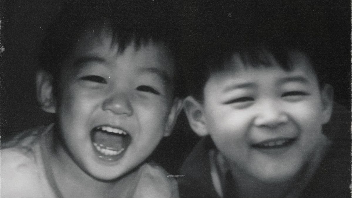 lilaynth's tweet photo. where we left us — au jikook ♡ #jikookau 

Desde pequenos, jimin e jungkook aprenderam a dividir tudo: brinquedos, segredos, sonhos e até o silêncio.

crescer juntos parecia simples.

até que, em algum momento, eles se perderam no caminho. https://t.co/dBg01neiPP