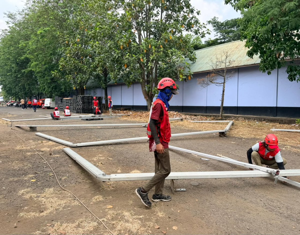 RidwanCarman's tweet photo. Satuan Penanggulangan Bencana (Satgana) @palangmerah  melaksanakan Instalasi Gudang Darurat 10x32 m di Landasan Udara Halim Perdana Kusuma guna mempersingkat rencana mobilisasi bantuan masyarakat terdampak #Gempa Flores 7,7 SR. (16/08) @RadioElshinta https://t.co/GLWQIuBm4m