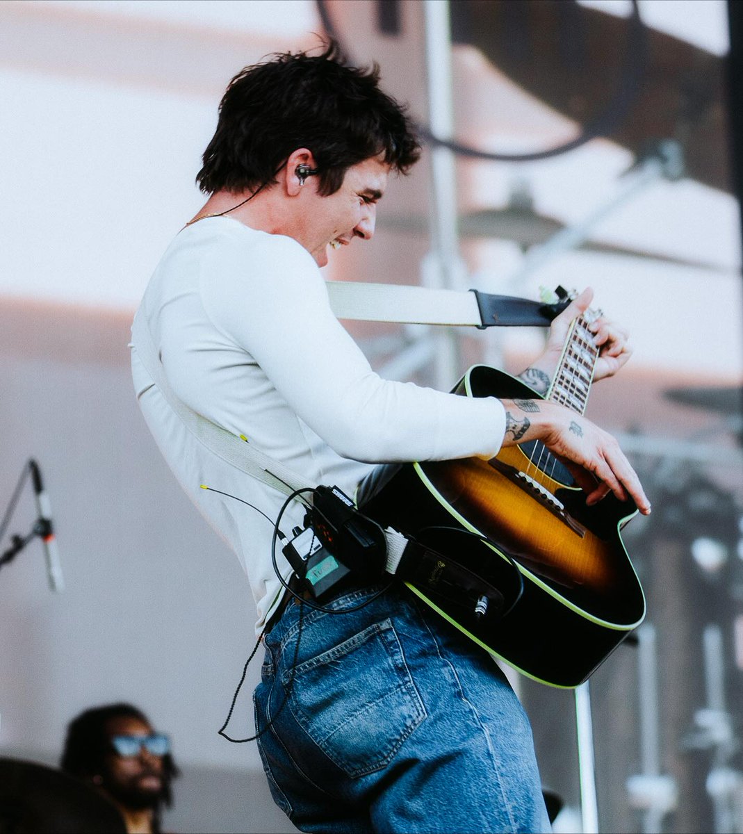velvetsaintboy's tweet photo. one benefit of not being that famous is reasonable festival working hours. these poor headliners clocking in at 10pm. couldn’t be me  🫰🏻 https://t.co/x5G9gv8wD1