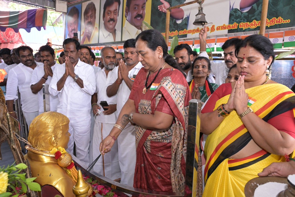 PremallathaDmdk's tweet photo. கேப்டன் ஆலயத்தில் சிறப்பு பூஜை செய்து, கேப்டன் விஜயகாந்த் அவர்களின் நினைவுகளை போற்றி வணங்கினேன். 

கேப்டனின் கொள்கைகளையும், அவர் காட்டிய மக்கள் சேவைப் பாதையையும் தொடர்ந்து முன்னெடுத்து செல்வோம்.

#dmdkofficial #premalathavijayakanth https://t.co/KpniRkDLpJ