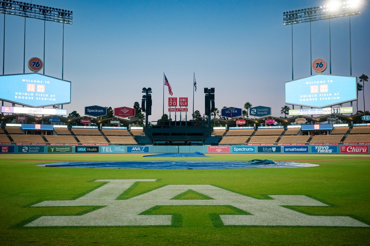 tadsportrait's tweet photo. ドジャースvs.ブルワーズ GAME3

今日は大谷選手の三塁打を除けば、見どころの少ない凡戦だったけど、巨人でも活躍したレジー・スミスのボブルヘッドをもらえて、ポストゲームツアーも充実していて楽しかった😊 https://t.co/zjWkvAdxeK