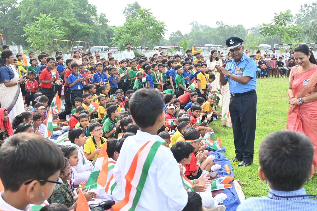 ssnpurulia's tweet photo. 🇮🇳 We proudly celebrated the 80th Independence Day at Sainik Shiksha Niketan, Purulia, in the gracious presence of our Chief Guest, Gp Capt. Rajneesh Kumar, Principal, Sainik School Purulia.
#IndependenceDay #15August #Purulia https://t.co/faSU7NuXrB