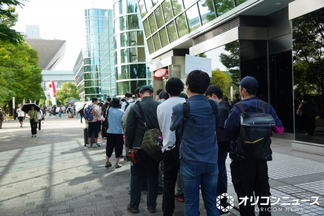 livedoornews's tweet photo. 【コミケ】東京ビッグサイト近くのベローチェ、1時間で270人来店…高速提供できる理由
https://t.co/H6GLi8024C

有明店は、昨年の夏コミで通常時の約4倍の来客数を1日で記録した。それでも高速提供できるのはスタッフを通常約7人→約60人に増やし、それも店長級の精鋭が全国から集まるためだという。 https://t.co/t6tc66mB9J