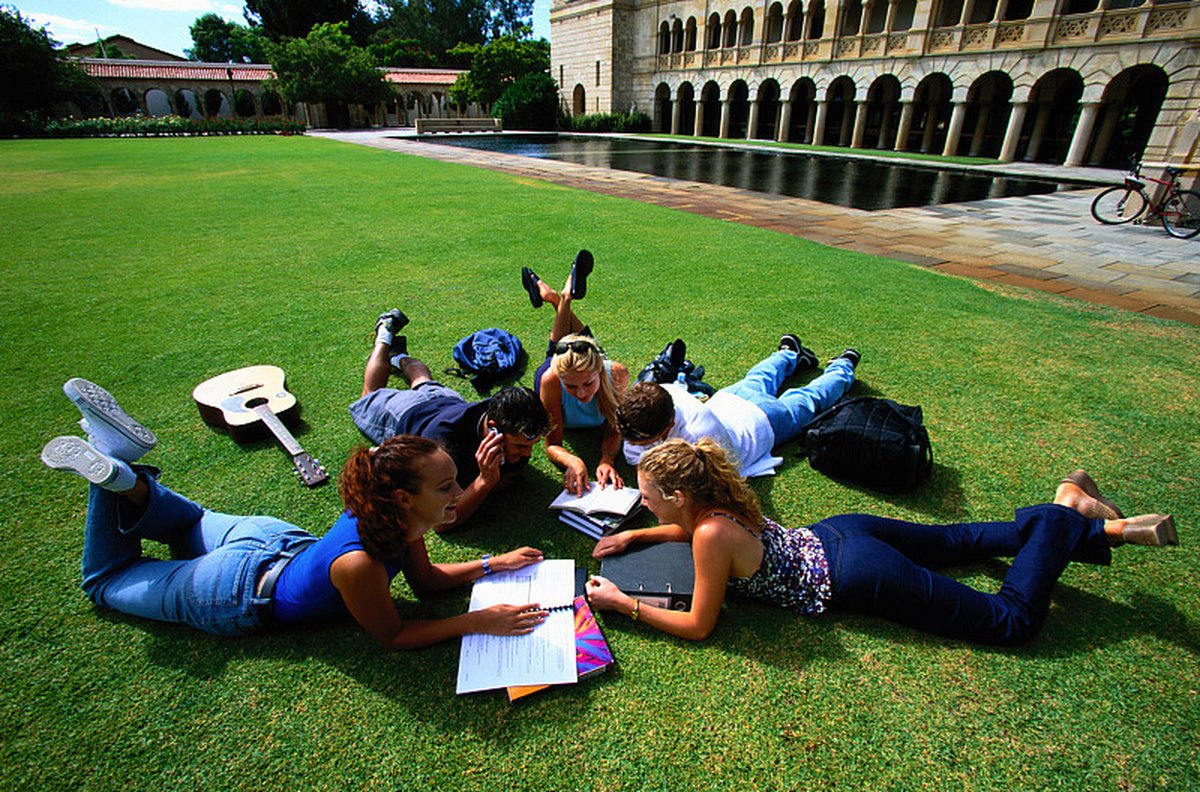 skullwolf_wolf's tweet photo. Come join our campus English Corner this Wed 7PM at the Central Lawn! Practice speaking with peers, make new friends, and level up your English skills—all are welcome! https://t.co/f19vsh7zx4