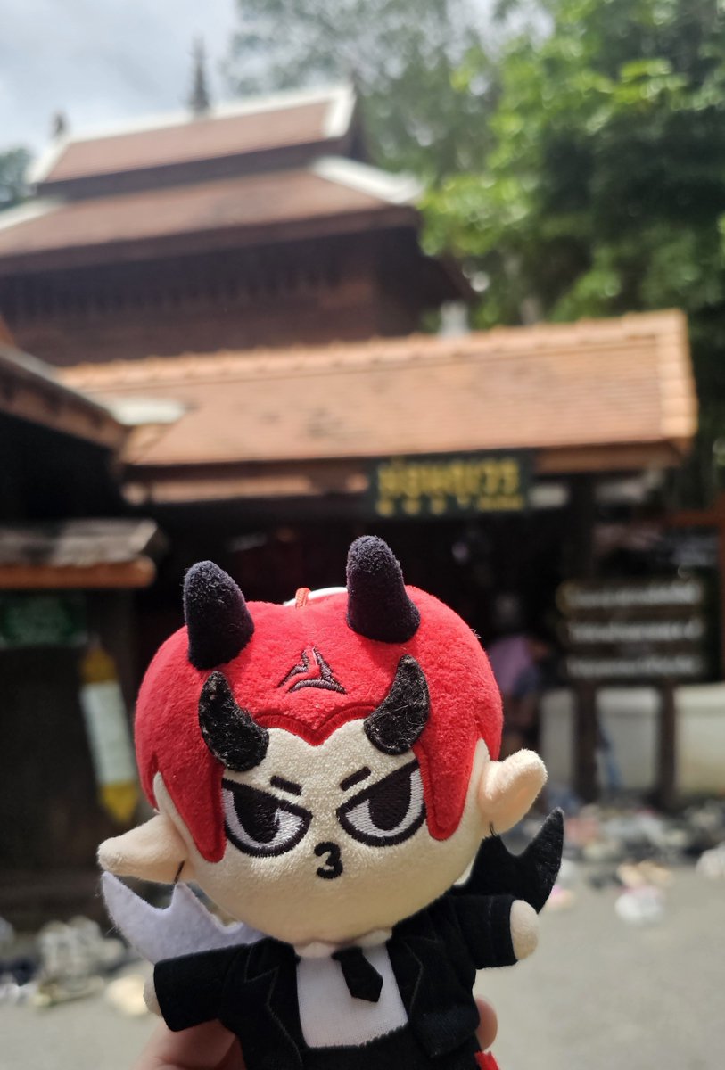 TrendPerthSanta's tweet photo. PerthSanta took some time to visit a temple in Chiang Mai to pray, signed the offering bells from Little Devils, and even shared fruits with the people around them this morning 🥺🖤🤍

Wishing them a successful event today, and may every little thing they wished and prayed for come true. May they always be surrounded by good things, happiness, and endless blessings 🙏🏻✨

#PerthSanta #เพิร์ธแซนต้า
#PerthTanapon #Santapp
https://t.co/zq7UczKVKj