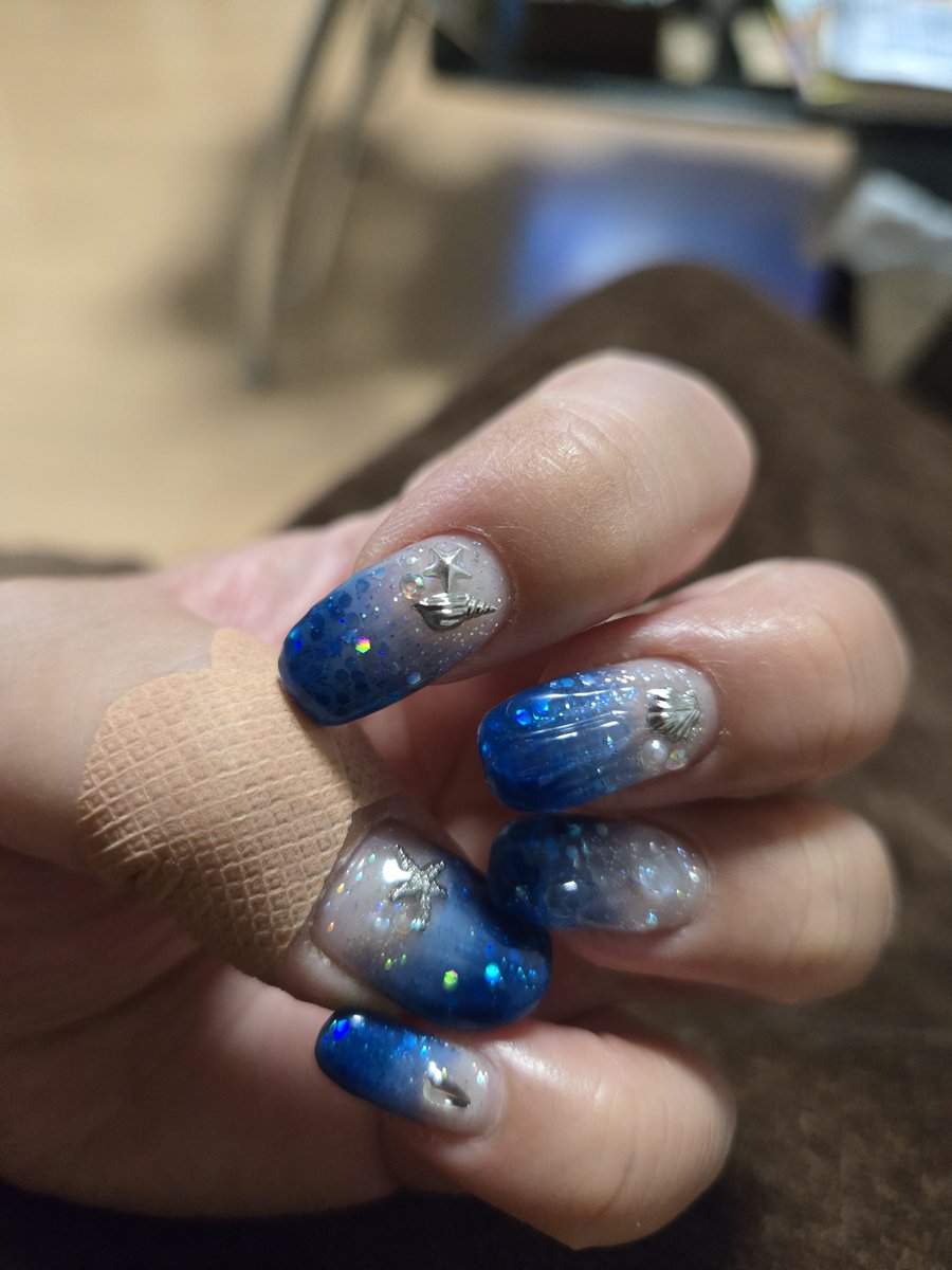 cdyukichi's tweet photo. シルバーグリッターがよすぎて3連チャン使ってる💅次は痛ネイルにしようかなw
#セルフネイル#シルバー#グリッター#夏色 https://t.co/OUw09SXJgn
