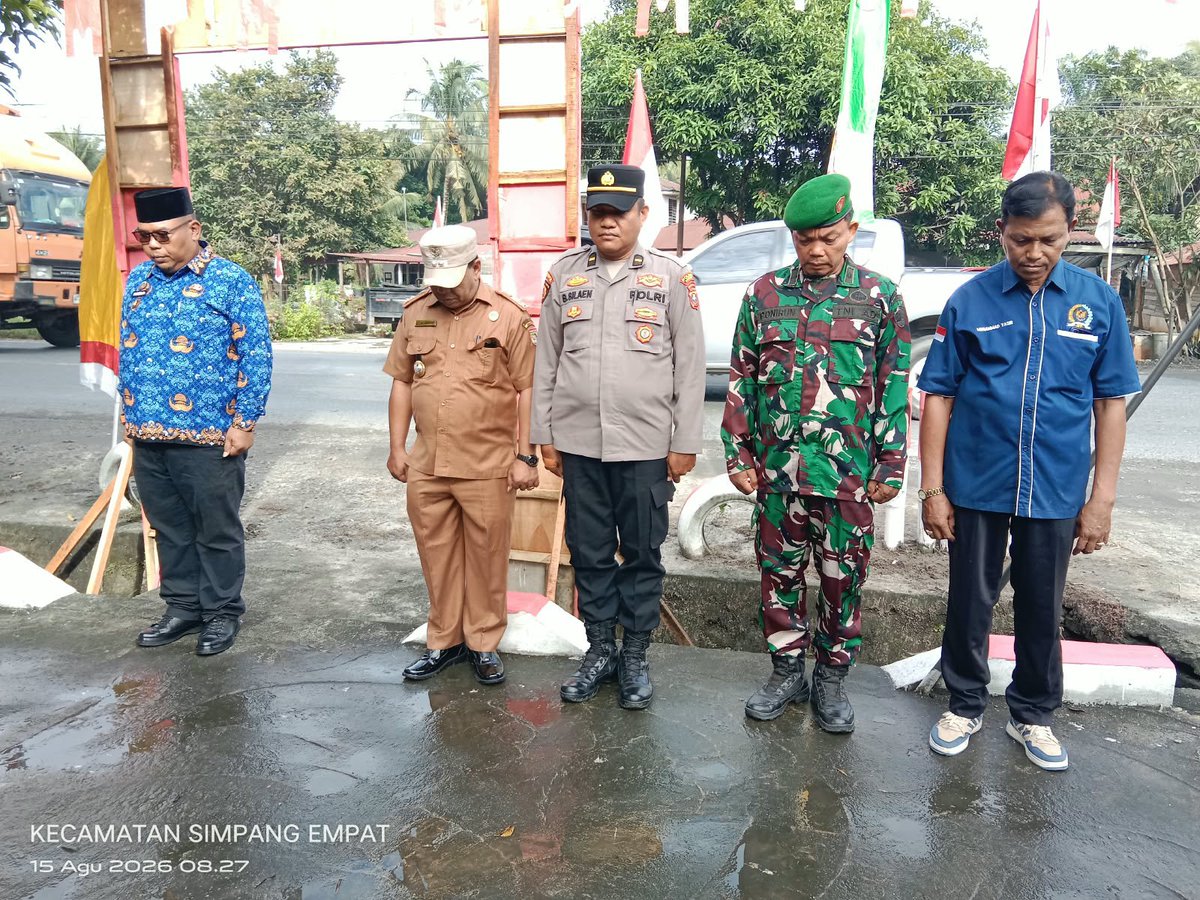 Humaspolseksim4's tweet photo. Polsek Simpang Empat Ikuti Upacara Penghormatan Tugu Front Sipaku Area Sambut HUT ke-81 RI
. 
#PolresAsahan #AkbpAdiDharmaPramudhita #HUTRI81 #PoldaSumateraUtara #PolriUntukMasyarakat https://t.co/BgP81negl6