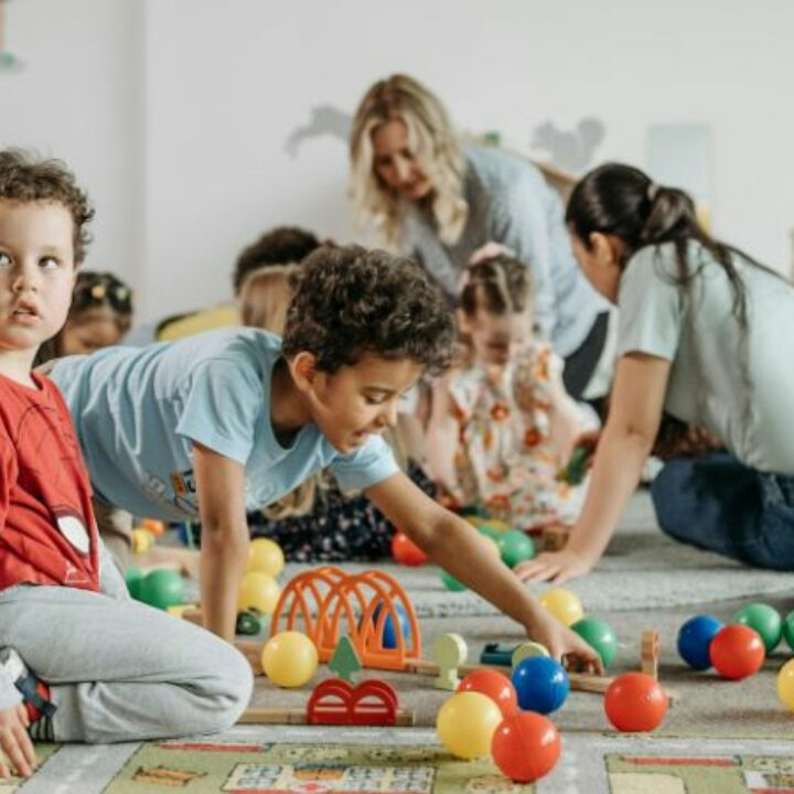 ElPaido's tweet photo. No toda conducta repetitiva, rígida o ritualizada en un niño es TOC. Pero tampoco es automáticamente autismo.

Este es un punto importante cuando evaluamos niños, porque muchas conductas que en un adulto llamarían inmediatamente la atención, alinear objetos, repetir acciones, insistir en rutinas, buscar simetría, molestarse con los cambios o querer que las cosas estén “justo como deben estar” forman parte también del desarrollo normal.

Y precisamente ahí aparece el problema diagnóstico.

Desde aproximadamente el segundo año de vida, muchos niños con desarrollo típico comienzan a mostrar una elevada cantidad de hábitos, rutinas y conductas repetitivas.

En un estudio poblacional de alrededor de 1,500 niños, más de la mitad de los niños de 2 años prestaban especial atención a pequeñas imperfecciones en juguetes o ropa. Además, 63% de los niños de 2 años ordenaban objetos hasta que quedaran “just right”, comparado con 4% de los menores de un año y todavía 41% de los niños de 5 años.

También pueden insistir en utilizar el mismo vaso, escuchar el mismo cuento, seguir determinada secuencia antes de dormir, ordenar juguetes de determinada manera o protestar cuando alguien modifica una rutina.

Estas conductas pueden parecernos “compulsivas” o incluso “autistas”, pero su forma externa no establece el diagnóstico, lo que puede dar positivo en algunas escalas de tamizaje o alarmar a los padres que vean algún reel sobre divulgación.

¿Existe una etapa de elevada ritualización durante el desarrollo normal?

La literatura sitúa una ventana particularmente importante aproximadamente entre los 2 y 6 años, seguida de una disminución progresiva alrededor de los 7 años.

Durante esos años son frecuentes:

rituales para dormir, comer o bañarse
necesidad de cierta predictibilidad
insistencia en algunas rutinas
conductas de "sameness"
ordenamiento y clasificación
atención marcada a pequeños detalles
conductas de tipo just right o justo perfecto
repetición
pensamiento mágico y algunas conductas parecidas a supersticiones.

Esto tiene sentido desde una perspectiva del desarrollo.

El niño pequeño todavía está construyendo recursos para anticipar acontecimientos, tolerar incertidumbre, modificar planes y regular emocionalmente los cambios. La repetición y las rutinas pueden proporcionar orden, predictibilidad y sensación de control frente a un mundo todavía difícil de organizar.

Por eso un niño de 3 años que exige exactamente la misma secuencia antes de dormir no está mostrando necesariamente psicopatología o un neurodesarrollo diferente al estadisticamente mas frecuente.

Entonces, ¿qué hacemos con el autismo?

La sospecha clínica de autismo puede surgir desde los primeros años de vida, precisamente durante una etapa en la que las conductas repetitivas también son muy frecuentes en niños con desarrollo típico.

Entonces:
alinear juguetes ≠ autismo
querer rutinas ≠ autismo
molestarse con cambios ≠ autismo
tener un interés intenso ≠ autismo
hacer movimientos repetitivos ≠ autismo

Los comportamientos restringidos y repetitivos son centrales en el TEA, pero ningún tipo específico de conducta repetitiva es exclusivo del autismo. También aparecen en niños con desarrollo típico y en otros trastornos del neurodesarrollo y psiquiátricos.

Lo que aumenta su relevancia clínica en TEA es el patrón completo: mayor frecuencia, intensidad, diversidad y persistencia de las conductas repetitivas, junto con una trayectoria atípica en comunicación e interacción social.

Por ejemplo, dos niños de 2 años pueden alinear sus carros.
Uno los alinea, después mira a su padre, le enseña uno (atención conjunta), busca compartir lo que está haciendo, acepta que el padre transforme el juego y comienza otro juego.

Otro puede pasar largos periodos centrado en la alineación, presentar marcada dificultad cuando alguien modifica la secuencia y, además, mostrar poca atención conjunta, escaso señalamiento para compartir intereses, menor reciprocidad social o dificultades para integrar mirada, gestos y comunicación.

La conducta superficial es la misma:
“alinea carros”.

Pero su significado dentro del desarrollo es completamente diferente.

¿Y el TOC?

El TOC plantea otra trayectoria.

Su inicio pediátrico suele aparecer más adelante, con una media alrededor de los 9–10 años, aunque puede comenzar antes.

En el TOC, la repetición empieza a organizarse alrededor de fenómenos como:
pensamientos "intrusivos"
temor a que ocurra algo (anticipación)
contaminación
comprobación/verificación
responsabilidad
sensación de incompletitud
necesidad de neutralizar ansiedad
necesidad de repetir hasta que algo “se sienta correcto”.

Pero tampoco debemos exigir que un niño pequeño pueda explicar perfectamente la obsesión.

Los niños con TOC pueden realizar rituales sin disponer todavía de una formulación cognitiva sofisticada y describir simplemente:

“se siente mal”,
“no está bien”,
“tengo que hacerlo otra vez”,

“no sé por qué, pero necesito hacerlo”.

La conducta “just right”/justo perfecto muestra muy bien el problema

Un niño con desarrollo típico puede decir:

“Ponlo ahí porque así va.”

Un niño con TEA puede insistir:

“Siempre va ahí y no quiero que lo cambien.”

Un niño con TOC puede experimentar:

“Tengo que moverlo hasta que se sienta bien.”

Externamente los tres pueden estar acomodando repetidamente el mismo objeto.

La diferencia no está solamente en qué hacen, sino en por qué, tolerancia al cambio, con qué intensidad y dentro de qué trayectoria del desarrollo ocurre.

Algo parecido sucede con el coleccionismo confundido con acumulación. 

Durante la edad escolar pueden aparecer normalmente intereses por coleccionar, clasificar, memorizar y ordenar.

Un niño puede conocer decenas de dinosaurios, clasificar piedras, organizar tarjetas o memorizar datos sobre planetas sin que eso constituya automáticamente un “interés restringido” de TEA.

Hay que preguntarse:

¿Tiene otros intereses?
¿Comparte espontáneamente ese interés?
¿Puede hablar de otros temas?
¿Adapta la conversación a su interlocutor?
¿Utiliza ese conocimiento dentro del juego?
¿Existe reciprocidad social?
¿Puede tolerar que otra persona modifique la actividad?

La edad de 7 años tampoco debe utilizarse como una frontera diagnóstica

Decir que los rituales normativos disminuyen alrededor de los 7 años no significa que a partir de esa edad todo ritual sea patológico.

Los 6–7 años representan mejor un punto de inflexión evolutivo: conforme aumenta la autorregulación y la flexibilidad cognitiva, muchas conductas tempranas deberían comenzar progresivamente a perder intensidad.

Por eso la trayectoria es tan importante.

Referencias
Bolton D, et al. Normative childhood repetitive routines and OC symptomatology in 6-year-old twins. Journal of Child Psychology and Psychiatry. 2009;50(9):1139–1146.
De Caluwé E, et al. The relation between normative rituals/routines and OC symptoms at a young age: A systematic review. Developmental Review. 2020;56:100913.
Evans DW, et al. The rituals, fears and phobias of young children: Insights from development, psychopathology and neurobiology. Child Psychiatry and Human Development. 1999;29(4):261–276.
Evans DW, et al. Ritual, habit, and perfectionism: The prevalence and development of compulsive-like behavior in normal young children. Child Development. 1997;68(1):58–68.
Tonna M, et al. Childhood OCD epigenetics, and heterochrony: An evolutionary and developmental approach. Development and Psychopathology. 2025;37:2476–2490.
Dulcan’s Textbook of Child and Adolescent Psychiatry. Capítulo sobre trastorno obsesivo-compulsivo.
Cicchetti D, ed. Developmental Psychopathology.
