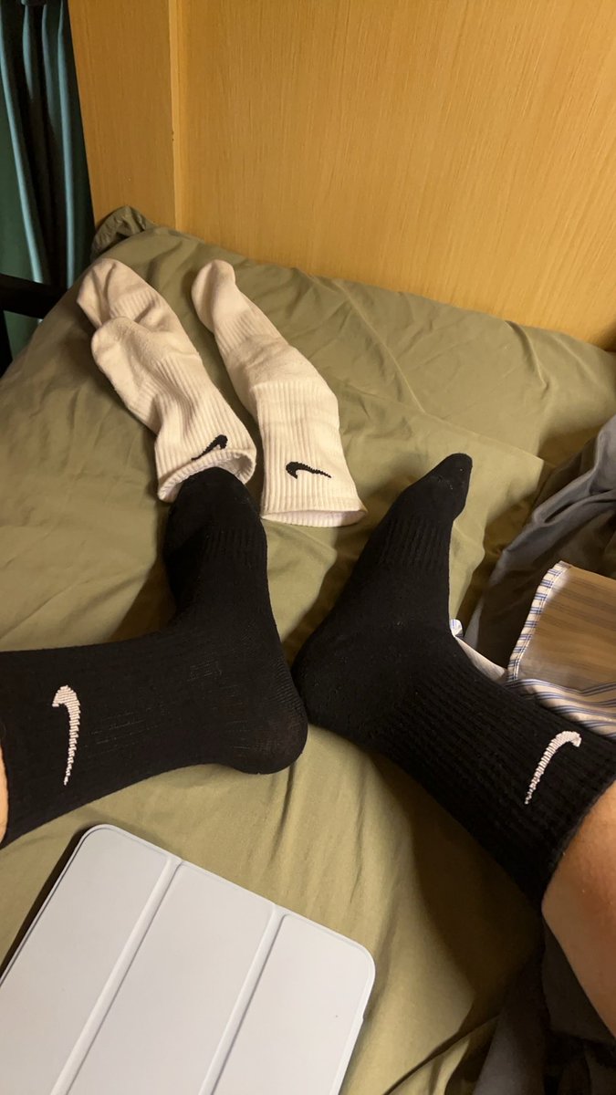 NAITA0220's tweet photo. 本周继续陌舍，P1P2是我的白袜和黑袜，吸引来了两个口的和一个舔脚的，把我口射了还想继续让我潮吹。P3是旁边床的哥哥，进来就关上灯伸出腿勾引我，但只是口了一下。P4是第二天早上看到的一个穿三角的骚货 https://t.co/U5vrTwJF6A