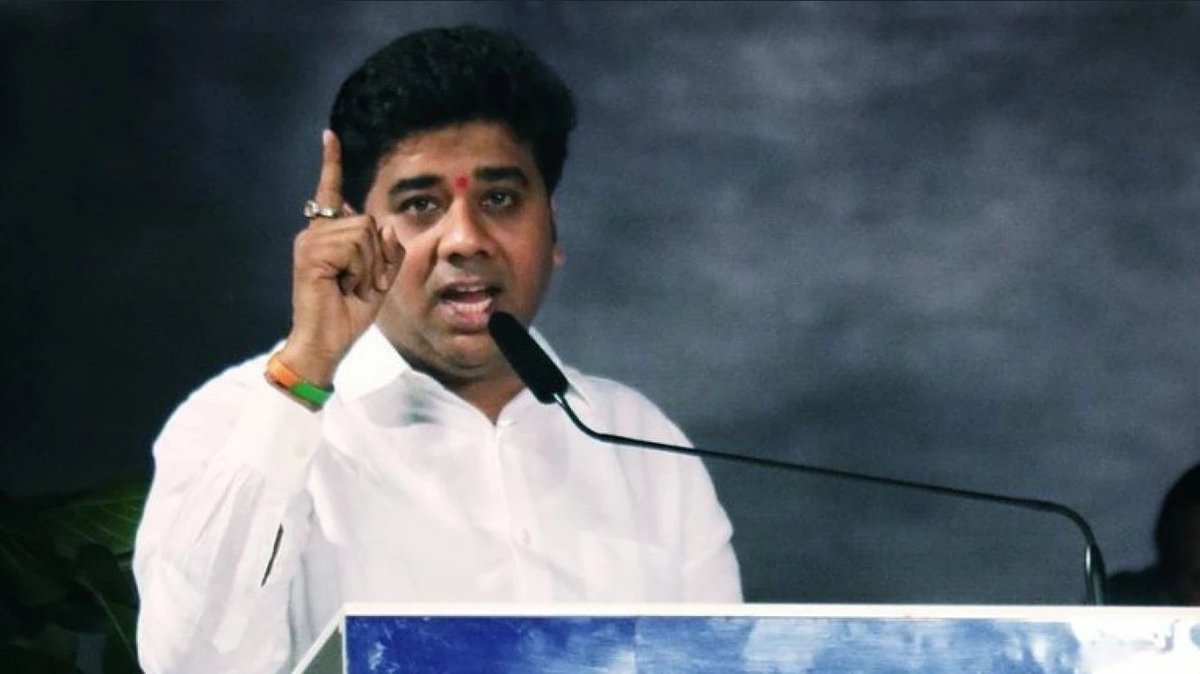 mnsreport9's tweet photo. धन्यवाद अविनाश जाधव @avinash_mns 🙏

अंबरनाथमध्ये एका मराठी महिलेचा गाळा बळकावून तिथे मुजोरी करणाऱ्या भाजप कार्यकर्त्यांना जाब विचारण्यासाठी गेलेले मनसे शहराध्यक्ष श्री. शैलेश शिर्के यांच्यावरच पोलिसांनी कारवाई केली. एवढेच नाही, तर पोलिस ठाण्याच्या आवारात भाजप कार्यकर्त्यांनी शिर्के यांच्या गाडीची नासधूस केली, तरीही सुरुवातीला त्यांच्यावर कारवाई करण्यास पोलिस धजावत नव्हते.

ही बाब मनसेच्या वरिष्ठ नेतृत्वापर्यंत पोहोचताच मनसे नेते श्री. अविनाश जाधव तात्काळ अंबरनाथमध्ये दाखल झाले. न्यायालयापासून पोलिस ठाण्यापर्यंत त्यांनी सरकारच्या या भोंगळ कारभाराचा निषेध करत दोषींवर कारवाईची मागणी लावून धरली.

पोलिसांकडून टाळाटाळ सुरूच राहिल्यानंतर अविनाश दादांनी रविवारी अंबरनाथ पोलिस ठाण्यावर मनसे आणि सामान्य नागरिकांचा विशाल मोर्चा काढण्याची घोषणा केली... आणि अखेर सरकारला नमते घ्यावे लागले!

शनिवारी रात्री उशिरा भाजपचे नगरसेवक करंजुळे आणि वाळेकर यांच्यासह सहा जणांविरोधात BNS 2023 अंतर्गत कलम 118(1), 115(2), 189(2), 190, 191(2), 324(5) अन्वये गुन्हे दाखल करण्यात आले.

बदलापूर-अंबरनाथ पट्ट्यात सत्तेच्या जोरावर मुजोरी करणाऱ्यांवर पोलिस कारवाई करत नसतील, तर मनसे त्यांना कायद्याच्या चौकटीत आणल्याशिवाय शांत बसणार नाही!

सामान्य कार्यकर्त्याच्या अडचणीच्या काळात त्याच्या पाठीशी उभं राहणं, हीच खरी नेतृत्वाची ओळख.
राजसाहेब ठाकरे प्रत्येक कार्यकर्त्याकडे लक्ष ठेवतात, हे पुन्हा एकदा दिसून आलं.

केवळ भाषणं नाहीत...
केवळ घोषणा नाहीत...

कार्यकर्त्यांसाठी रस्त्यावर उतरून लढणारा नेता म्हणजे अविनाश जाधव!

म्हणूनच अविनाश जाधव हे फक्त नेता नाहीत...
अविनाश "दादा" आहेत! 🔥

मनसे रिपोर्टकडून मनसेच्या या लढवय्या सरसेनापतीला सलाम! 🚩