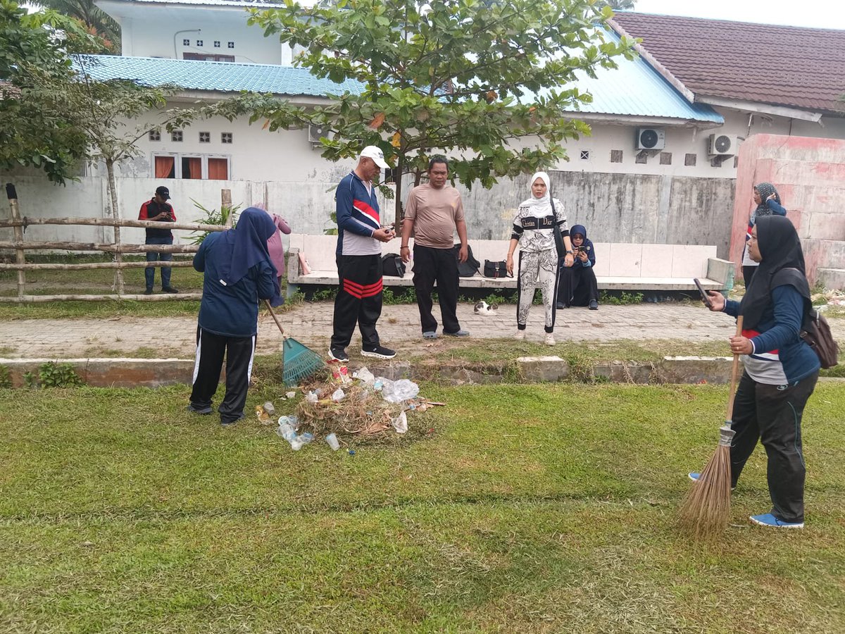 Humaspolseksim4's tweet photo. Sambut HUT ke-81 RI, Polsek Simpang Empat Bersama Masyarakat Gotong Royong Bersihkan Lapangan Merdeka
. 
#PolresAsahan #AkbpAdiDharmaPramudhita #HUTRI81 #PoldaSumateraUtara #PolriUntukMasyarakat https://t.co/mXnkD5tPP0