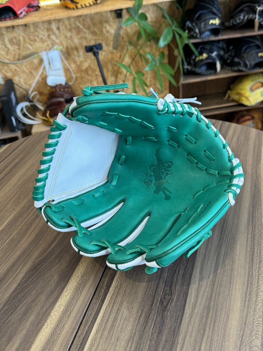 inazumateacher's tweet photo. 葵や一晴✖️magoグローブ
葵や一晴が終幕する時に思い立ってお願いしました🌱記念グローブですが、しっかり使っていきます！
ソフトボールでピッチャーもやりはじめたので、ピッチャーグローブを‼︎
ウェブには、葵や一晴のロゴを刺繍してもらいました🪡
magoの帽子は富士山仕様🗻
#葵や一晴　#mago https://t.co/LdY66vuqmY
