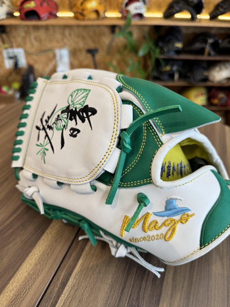 inazumateacher's tweet photo. 葵や一晴✖️magoグローブ
葵や一晴が終幕する時に思い立ってお願いしました🌱記念グローブですが、しっかり使っていきます！
ソフトボールでピッチャーもやりはじめたので、ピッチャーグローブを‼︎
ウェブには、葵や一晴のロゴを刺繍してもらいました🪡
magoの帽子は富士山仕様🗻
#葵や一晴　#mago https://t.co/LdY66vuqmY
