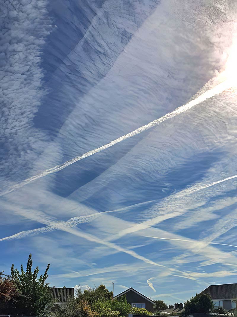 dirk_poort91002's tweet photo. WEGKIJKEN GAAT ONS DUUR TE STAAN KOMEN!

-Onze regeringen hebben deze wereldwijde aanval goedgekeurd!
-De hele politieke klasse is medeplichtig aan deze immense smerigheid in de lucht. 
-En dat ze niet op de hoogte zijn van de variabele chemtrail-operaties is ondenkbaar en misdadig.