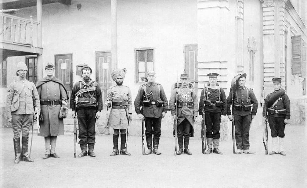PCKT154245's tweet photo. 八カ国連合軍の集合画像がFPSゲーム開始時の国家選択画面すぎる https://t.co/HkAm8e7ndx