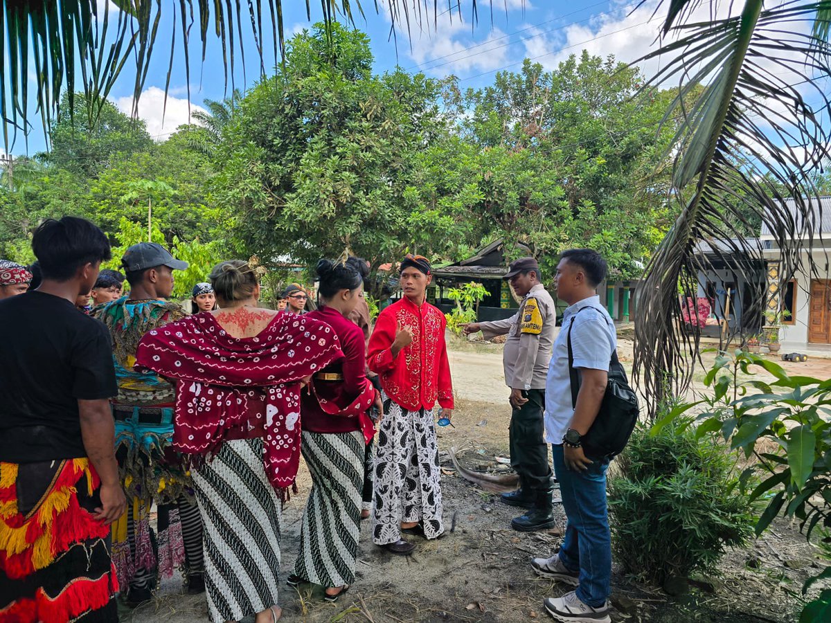 Humaspolseksim4's tweet photo. Bhabinkamtibmas Polsek Simpang Empat Monitoring Pagelaran Seni Budaya Jarkep di Desa Anjung Ganjang
. 
#PolresAsahan #AkbpAdiDharmaPramudhita #HUTRI81 #PoldaSumateraUtara #PolriUntukMasyarakat https://t.co/gwsu7yRA1X
