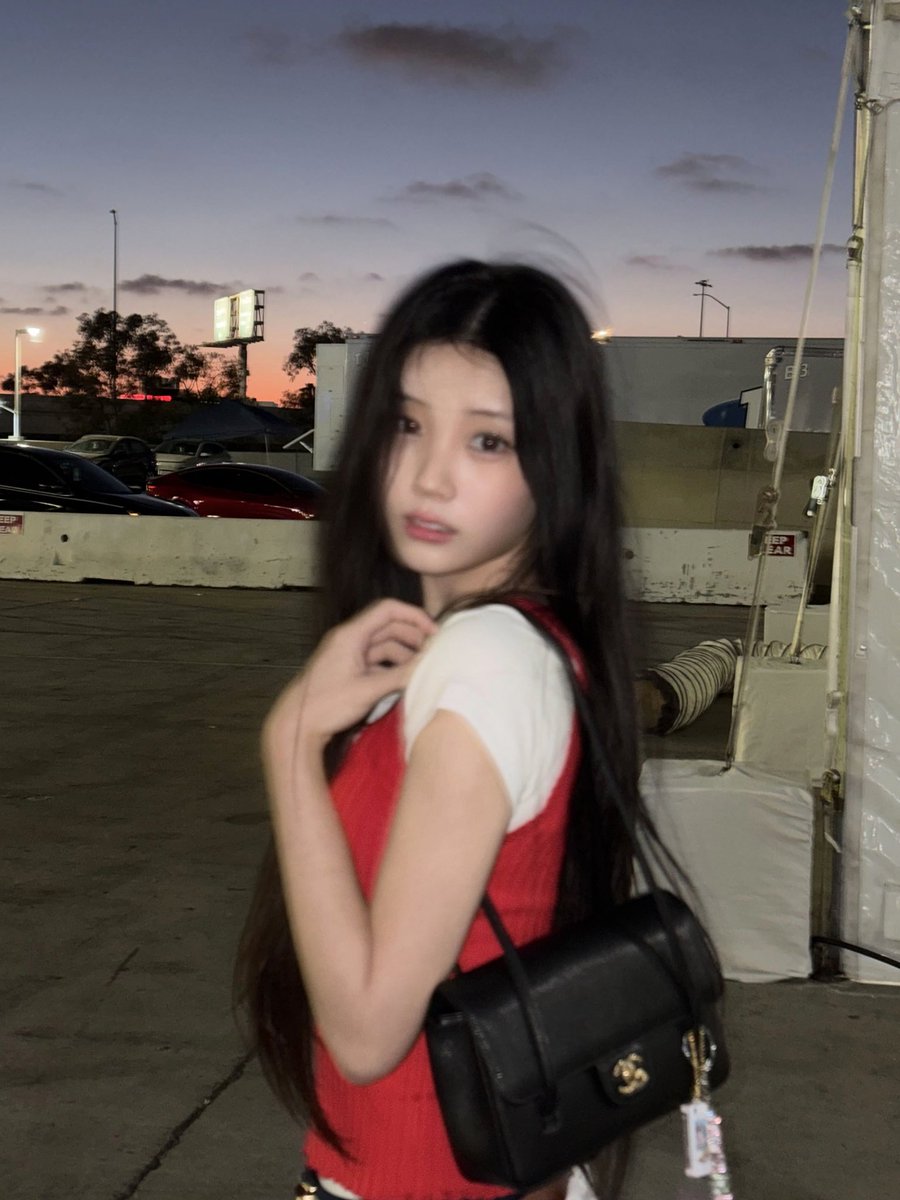 ILLIT_twt's tweet photo. 찰캭 🥸✨

#WONHEE #원희 #ILLIT #아일릿 https://t.co/tKjGdBrJeU