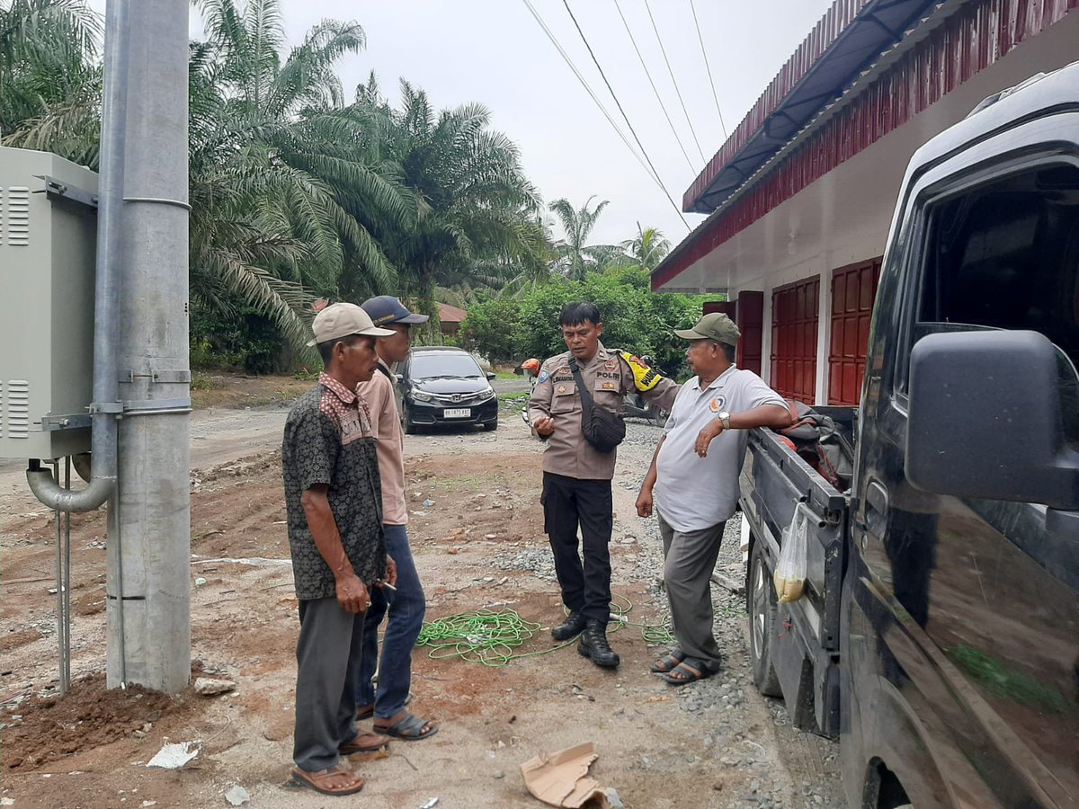 Humaspolseksim4's tweet photo. Bhabinkamtibmas Polsek Simpang Empat laksanakan sambang desa, ajak masyarakat bersama jaga Kamtibmas 
. 
#PolresAsahan #AkbpAdiDharmaPramudhita #HUTRI81 #PoldaSumateraUtara #PolriUntukMasyarakat https://t.co/6VOsETrTv4