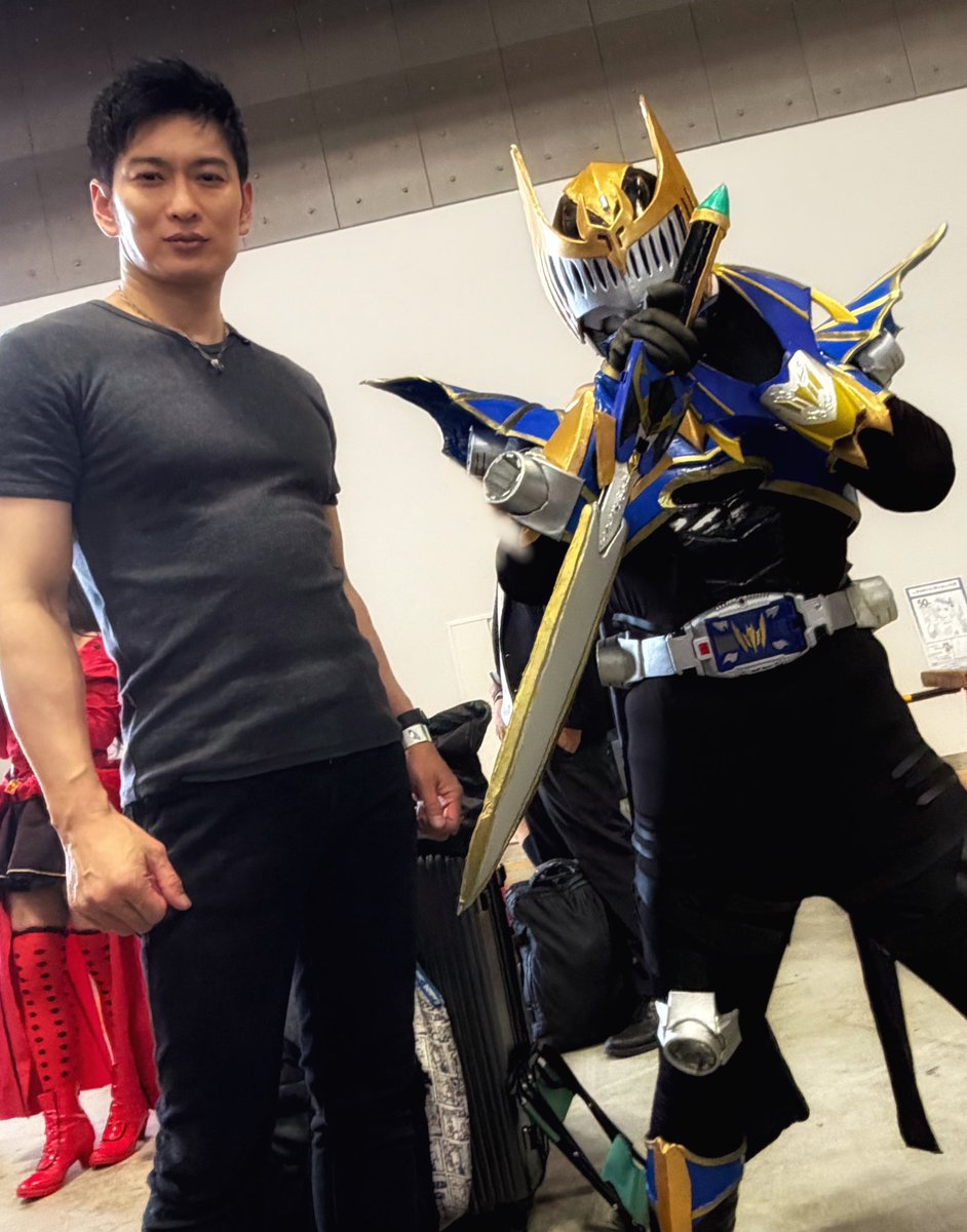 j_manjigatame2's tweet photo. #コミックマーケット
#C108コスプレ 
#C108_

秋山蓮/仮面ライダーナイトサバイブ

はい、今回も仮面ライダーナイト・秋山蓮役の松田悟志さんと無事ナイトのコスで並んで撮影していただけました…！

雨で人の波がやばいことになってたけど、なんとかなってよかった……
本当ありがとうございました！ https://t.co/ql4EEOpV1P