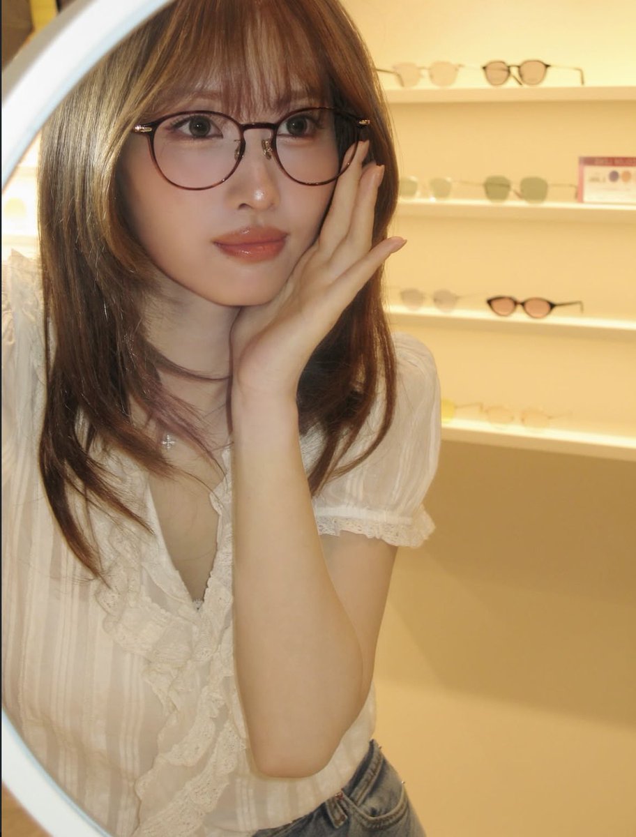 palari125's tweet photo. すっぴん隠し用に買ったJINSの中顔面短縮メガネが盛れすぎてすっぴん関係なく重宝してる❤️‍🔥まじで顔がちっちゃく見える、、！フレームが繊細で高級感あって一瞬でお洒落に見えるのに1万円ちょいと言う天才 https://t.co/gfbLcojjvP