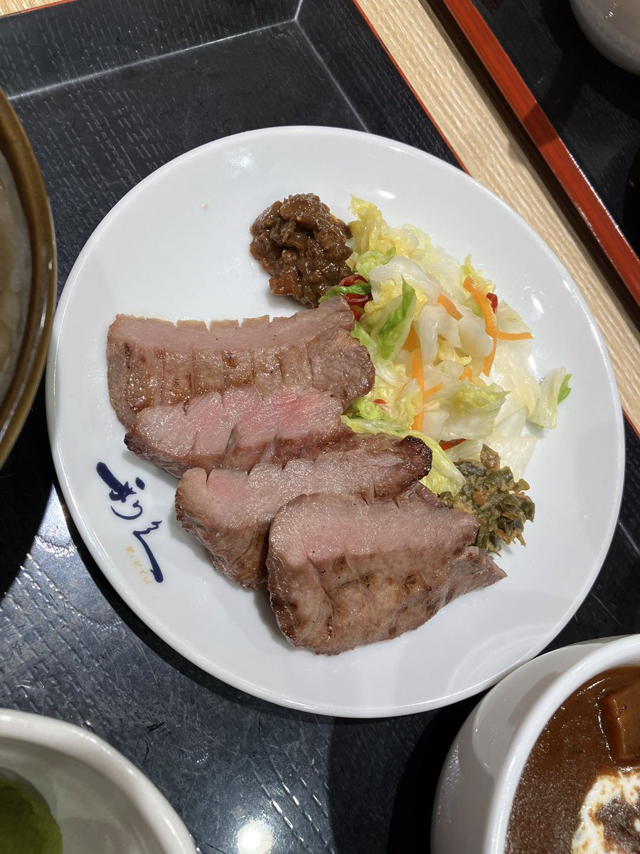 IkuoOkada's tweet photo. 今日のお昼は「仙臺たんや利久」！
牛たん焼きと牛たんシチューのセットです♪
テールスープも美味しかった〜 https://t.co/tojDaYkxo5