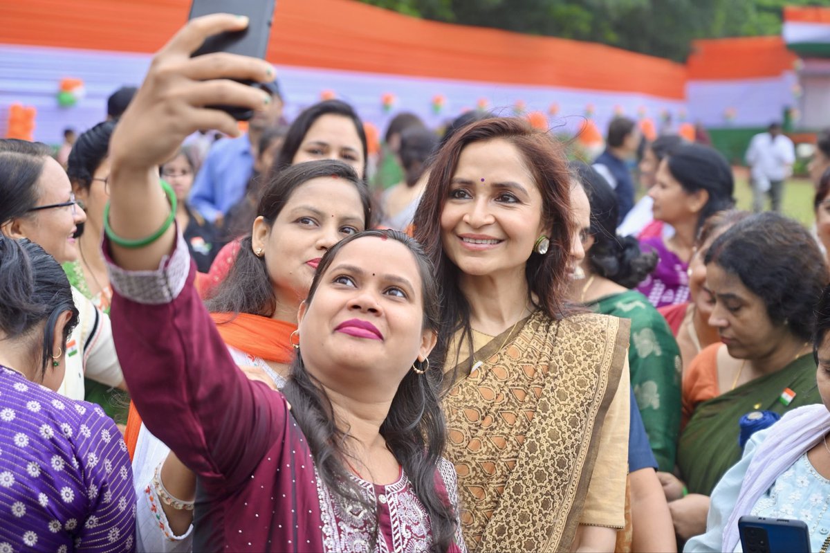 ShalluJindal_'s tweet photo. Yesterday, as I joined the Independence Day celebrations at Jindal Township in Raigarh, I was reminded that the true beauty of India lies in its many cultures and traditions, and in the deep sense of belonging that brings us together as one nation.
Watching the Tiranga fly high above the gathering was especially meaningful. It brought to mind @MPNaveenJindal ji’s journey, which began when he was just 22, to ensure that every Indian could hoist the National Flag freely and with dignity. After nearly a decade of perseverance, this right was recognised by the Hon’ble Supreme Court in its landmark judgment of 23 January 2004.
As the Tiranga flies proudly in homes and hearts across the country, it remains a powerful symbol of our freedom, unity, hope and shared responsibility of building the India of our dreams. 
Jai Hind 🇮🇳