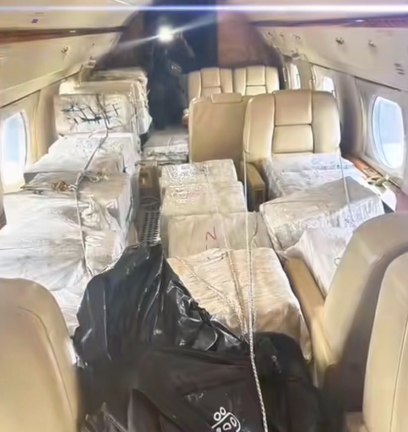 EMGR1493's tweet photo. Me and Sosa on the plane w/ alotta cocaine nigga https://t.co/sSa7kMVAat