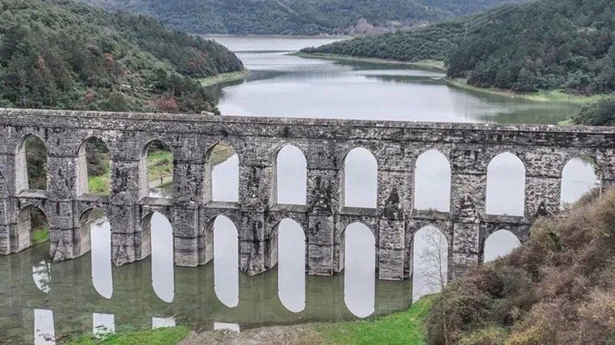 sonsuzbilgi10's tweet photo. 🚨 SON DAKİKA

💧 İSTANBUL'DA SU ALARMI: BARAJLARDA HIZLI DÜŞÜŞ SÜRÜYOR!

📊 İSKİ tarafından açıklanan 16 Ağustos 2026 güncel verilerine göre, İstanbul barajlarının genel doluluk oranı yüzde 49,54 seviyesine geriledi. Temmuz ayı ortasında yüzde 58,68 olan ortalamanın hızla düşmesi, aşırı sıcaklar, buharlaşma ve artan su tüketimini gözler önüne seriyor.

🗺️ ANADOLU YAKASI TAŞIYOR, AVRUPA YAKASI ALARM VERİYOR!
Kentin su ihtiyacını büyük oranda Ömerli ve Elmalı barajları sırtlarken; Istrancalar, Sazlıdere ve Pabuçdere gibi batı havzalarındaki doluluk oranları kritik sınırın altına indi.

📉 BARAJ BARAJ GÜNCEL DOLULUK ORANLARI:

🟢 Elmalı Barajı: Yüzde 80,7
🟢 Ömerli Barajı: Yüzde 71,05
🟡 Darlık Barajı: Yüzde 67,7
🟡 Alibey Barajı: Yüzde 48,33
🟡 Terkos Barajı: Yüzde 42,12
🔴 Büyükçekmece Barajı: Yüzde 35,5
🔴 Istrancalar Barajı: Yüzde 34,01
🔴 Sazlıdere Barajı: Yüzde 28,37
🔴 Kazandere Barajı: Yüzde 23,4
🚨 Pabuçdere Barajı: Yüzde 17,35

⚠️ Uzmanlar su tasarrufu çağrılarını yinelerken, batı havzasındaki barajların durumu endişe yaratıyor.

#İstanbul #İSKİ #BarajDolulukOranları #Gündem #SuTasarrufu #SonDakika

(Kaynak: Cumhuriyet)