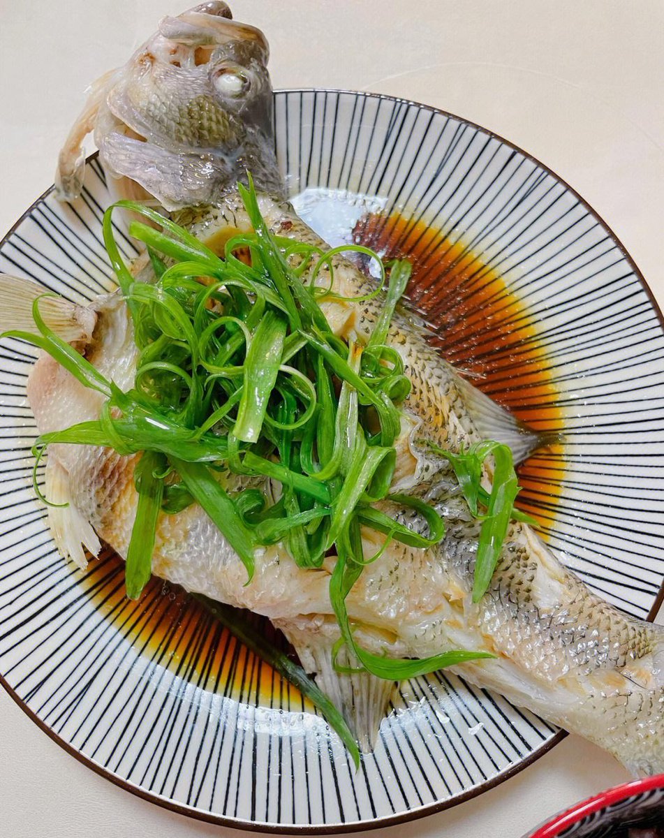 BagjunYeon83048's tweet photo. 今日减脂午餐｜清蒸巴沙鱼+烫时蔬+杂粮饭，低卡高蛋白，吃饱不挨饿～， https://t.co/FMvTvhEdwl