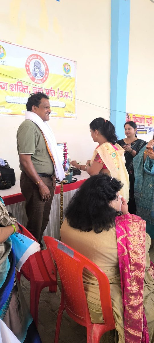 BrajPrant's tweet photo. @brajshaktibrajprant, has organised a presentation of all the hand and home made items by the rural females. The event was named  "Mothers's Kitchen".
Chief Guest Mr. Omkaran Avnish Gupta, Chairman Nagar Palika was honoured by the coordinator Dr. Seema Gupta. https://t.co/zqtm24Rdq2