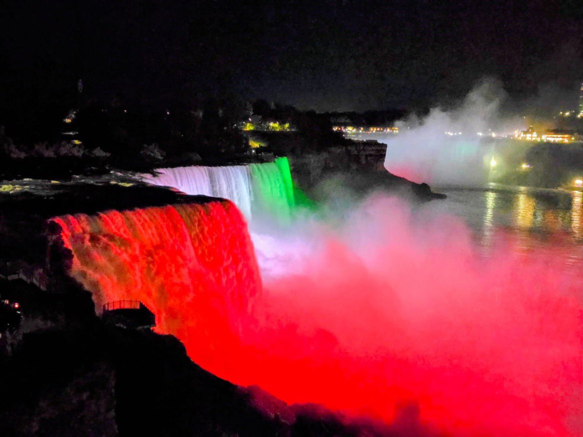 MattooShashank's tweet photo. Niagara Falls in New York lit up with the Indian tricolour to honour India’s Independence Day https://t.co/iD1iPH8kh8