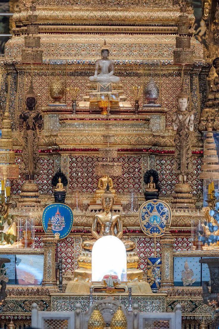 Erislynx's tweet photo. มีวัดพระแก้ว (วังหน้า) แต่ที่วังหน้าไม่มีพระแก้ว แล้ว..“พระแก้ววังหน้า” อยู่ที่ไหน??? 

พระแก้ววังหน้า เป็นพระพุทธรูปสำคัญที่เคยประดิษฐานอยู่ใน พระราชวังบวรสถานมงคล (วังหน้า) มาตั่งแต่สมัยที่พระบาทสมเด็จพระปิ่นเกล้าเจ้าอยู่หัวทรงครองวังนี้สันนิษฐานว่าสร้างขึ้นในสมัยอยุธยา มีความเกี่ยวข้องกับคติการสร้างพระพุทธรูปแก้วผลึกหรือแก้วสีต่าง ๆ นับเป็นพระพุทธรูปสำคัญที่สุดอีกองค์หนึ่งของไทย

ต่อมาเมื่อสิ้นสมเด็จกรมพระราชวังบวรฯพระองค์สุดท้าย ทรงโปรดให้ยกเลิกตำแหน่งวังหน้าแล้ว สมเด็จกรมพระยาดํารงราชานุภาพ ทรงเห็นว่าพระพุทธรูปสำคัญองนี้อาจจะไม่ปลอดภัยและสูญหายหายได้ จึงกราบทูลพระบาทสมเด็จพระปกเหล้าเจ้าอยู่หัวขอให้อัญเชิญพระสำคัญองค์นี้มาประดิษฐานไว้ ณ ฐานชุกชี ใน พระอุโบสถวัดพระศรีรัตนศาสดาราม นับแต่นั้นเป็นต้นมา…พระแก้ว วังหน้า จึงมาอยู่ที่ วังหลวง จนปัจจุบัน
