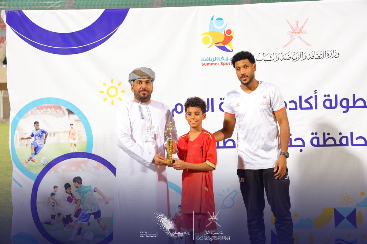 Mcsy_GovernBatS's tweet photo. حصل لاعبي أكاديمية الرميس الكروية على الجوائز الفردية في البطولة حيث ذهبت جائزة الهدَّاف للاعب نايف بن بدر الخميسي
وحصل اللاعب عبدالله بن صالح الخميسي على جائزة أفضل حارس 
وتوج اللاعب مهيمن بن عادل الكاسبي بجائزة أفضل لاعب في البطولة 
#صيف_الرياضة https://t.co/EE09eH0pB9