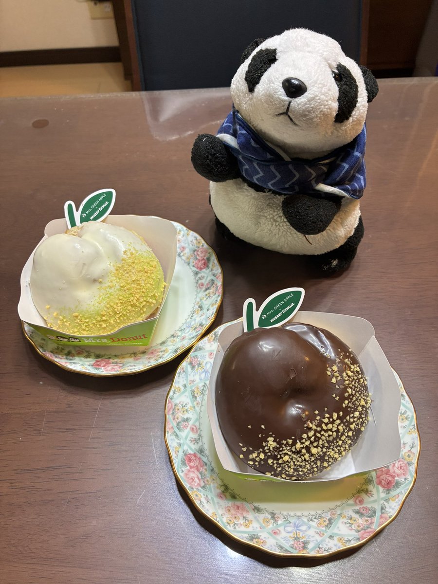 suttokopanda's tweet photo. ミセスドーナツ🍏

#ぬいどり
#ぬい撮り
#パンダ
#ぬいぐるみ https://t.co/3XBIwIsXdF