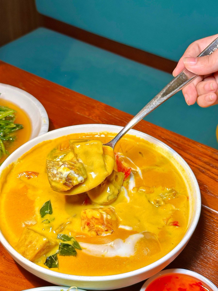 Pla02277604's tweet photo. Craving vibrant spicy Thai green curry tonight Silky coconut milk, fresh Thai basil, and tender veggies make every bite a tropical delight https://t.co/FrIb2coxG0